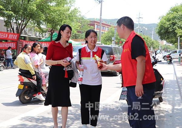 为考生和家长送水 为考生和家长送水