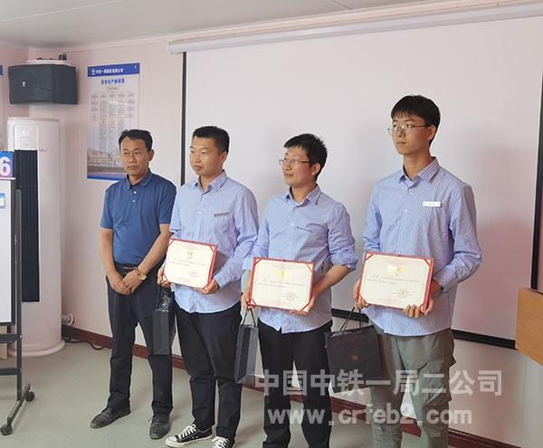 6南泥湾开发公司副总经理李明旺颁奖 6南泥湾开发公司副总经理李明旺颁奖