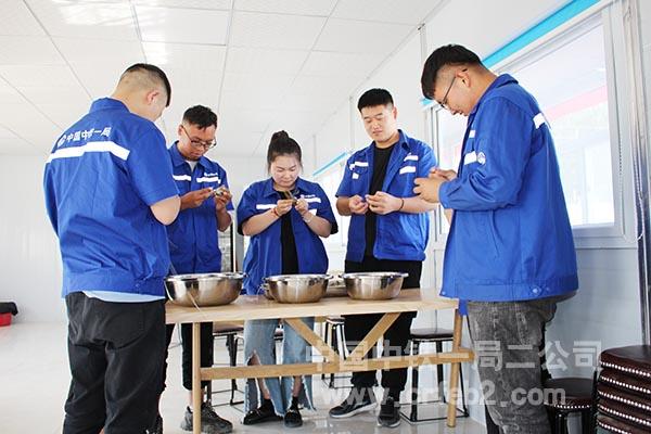 项目部端午节集体包粽子 项目部端午节集体包粽子