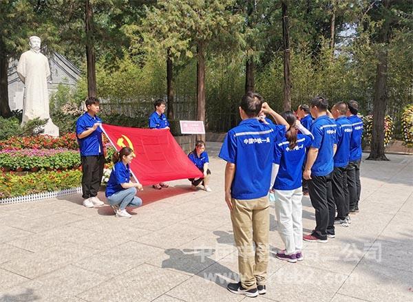 在李大钊雕塑前重温入党誓词 在李大钊雕塑前重温入党誓词