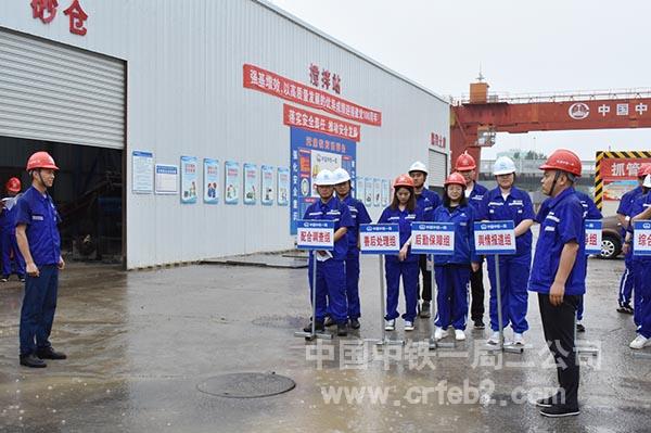 各小组组长进行汇报工作 各小组组长进行汇报工作