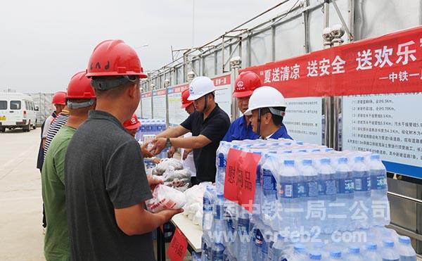 发放慰问品 发放慰问品