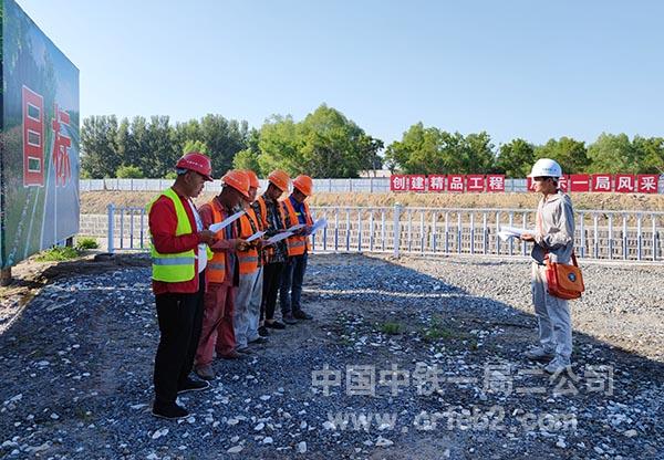 现场进行安全质量技术交底 现场进行安全质量技术交底