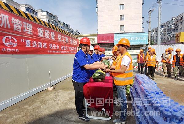 发放慰问品 发放慰问品