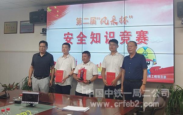 领导为获奖选手颁奖 领导为获奖选手颁奖