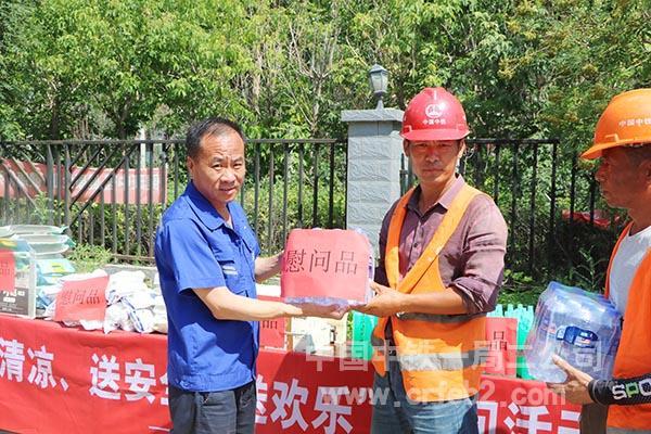 项目工会主席为施工作业人员发放物品 项目工会主席为施工作业人员发放物品