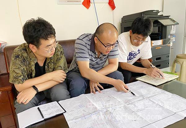 工程部部长给新员工讲解图纸 工程部部长给新员工讲解图纸