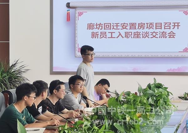 新生代表杨元策发表感想 新生代表杨元策发表感想