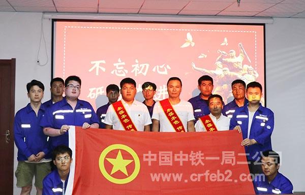 共青团员与退伍军人合影 共青团员与退伍军人合影