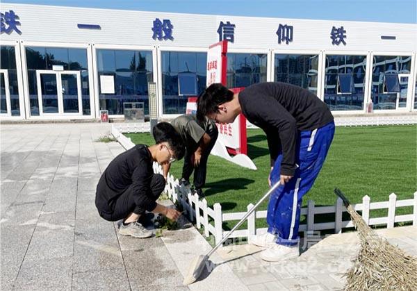 项目员工在院内除草 项目员工在院内除草