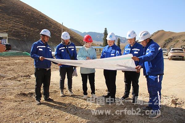 新华社记者采访2 新华社记者采访2