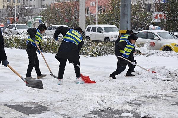 项目员工义务清扫人行横道 项目员工义务清扫人行横道