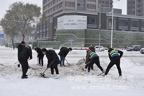 项目员工义务清扫十字路口积雪 项目员工义务清扫十字路口积雪