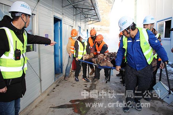 医疗救护组将被困人员抬出 医疗救护组将被困人员抬出