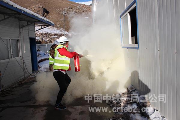 抢险救援组使用灭火器消灭火源 抢险救援组使用灭火器消灭火源