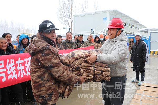 为一线人员发放防寒服 为一线人员发放防寒服
