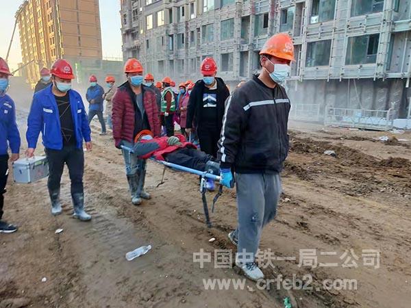 救援小组救治伤员 救援小组救治伤员