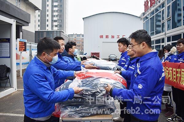 为职工发放棉服 为职工发放棉服