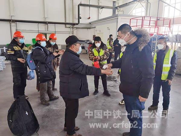 后勤保障组为入住人员测温登记 后勤保障组为入住人员测温登记