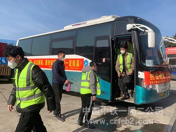 大巴车点对点接送工人上下班 大巴车点对点接送工人上下班