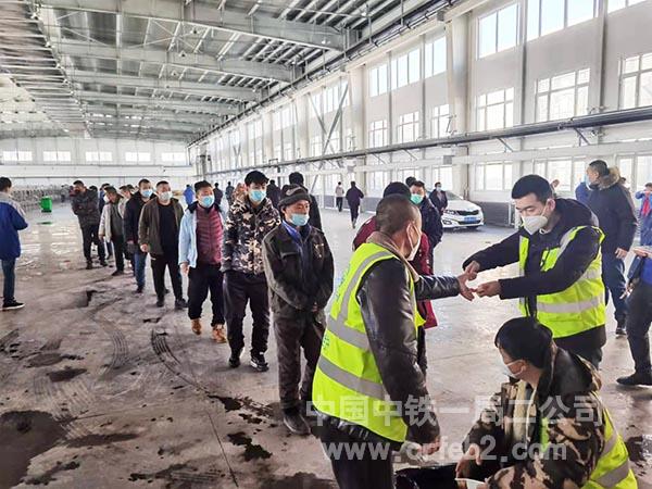 工人宿舍区发放午餐 工人宿舍区发放午餐