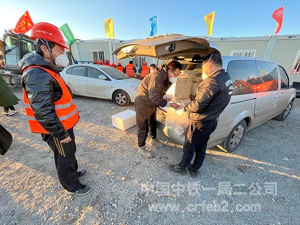 方舱医院建设现场发放午餐 方舱医院建设现场发放午餐
