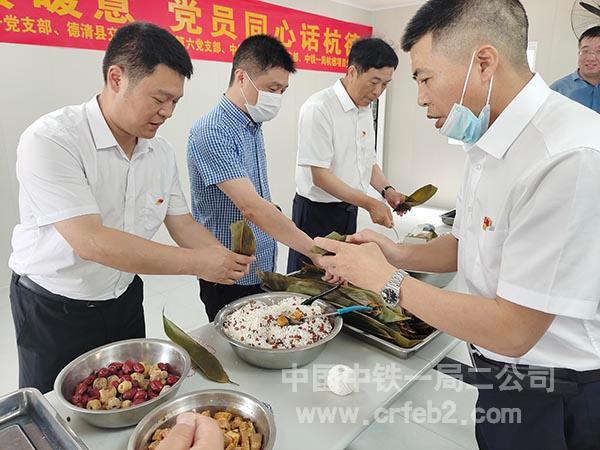 受邀单位领导包粽子 受邀单位领导包粽子