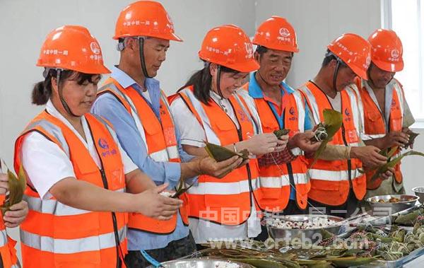 工友们包粽子2 工友们包粽子2