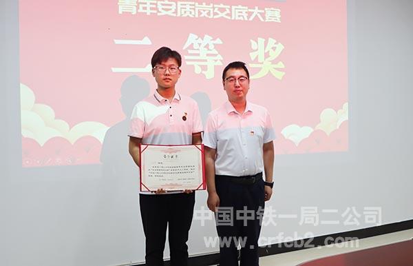 为获奖选手颁奖 为获奖选手颁奖