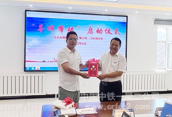 为导师发放聘书 为导师发放聘书