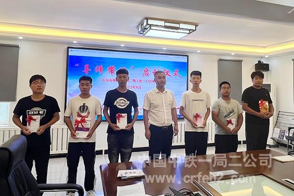 项目书记为新生赠送书籍 项目书记为新生赠送书籍