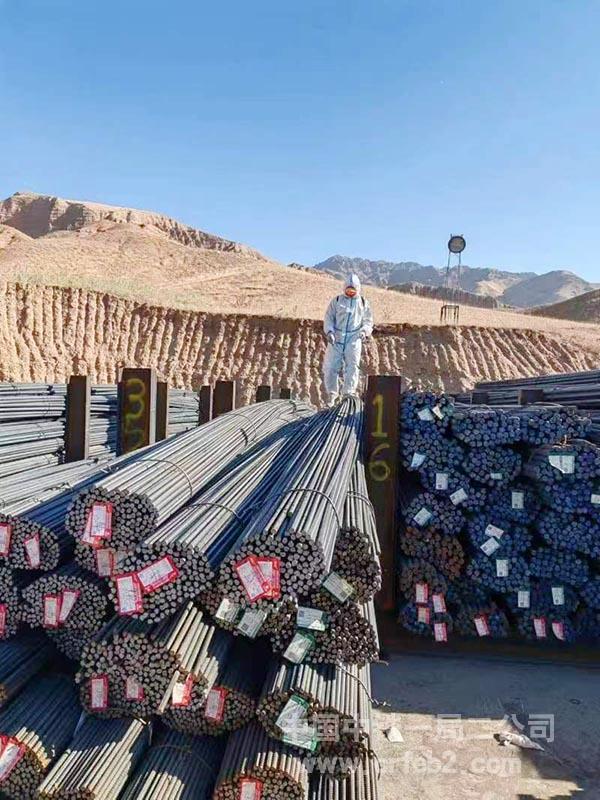 项目管理人员对外来采购的钢筋进行消杀 项目管理人员对外来采购的钢筋进行消杀