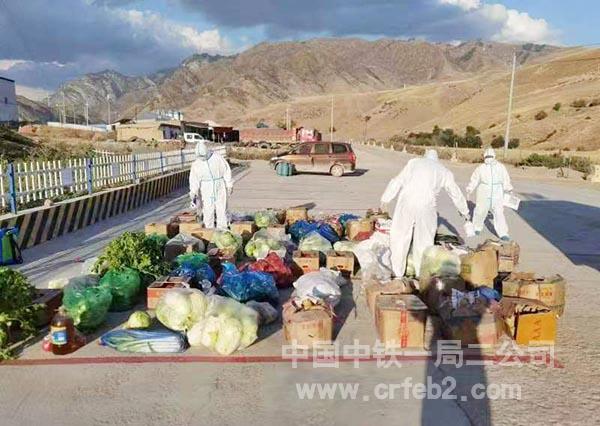 项目防疫人员对所有蔬菜进行消杀 项目防疫人员对所有蔬菜进行消杀
