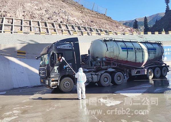 项目防疫人员给外来车辆进行消毒 项目防疫人员给外来车辆进行消毒