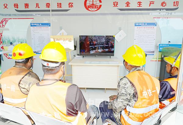 淮宿蚌铁路项目以多种方式组织项目部全体参建员工集中收看党的二十大开幕直播2 淮宿蚌铁路项目以多种方式组织项目部全体参建员工集中收看党的二十大开幕直播2