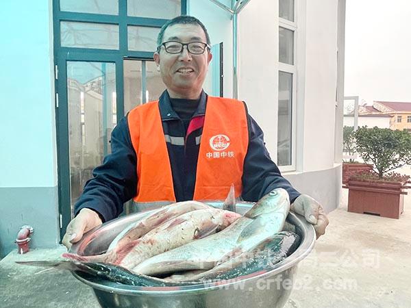 为农民工兄弟送上鲜鱼 为农民工兄弟送上鲜鱼