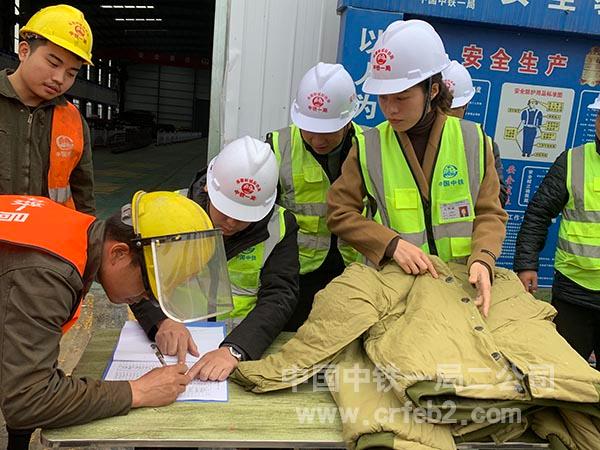 工友们迫不及待地试穿棉衣1 工友们迫不及待地试穿棉衣1