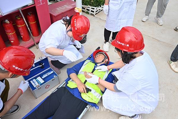 医疗救援组紧急救援受伤人员2 医疗救援组紧急救援受伤人员2