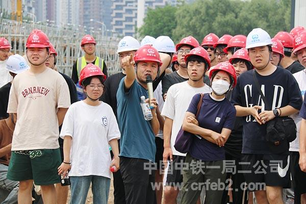 项目总工为学生细心讲解 项目总工为学生细心讲解