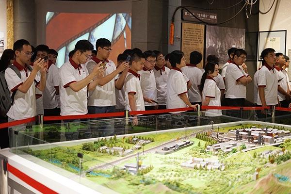 参观铁路发展沙盘 参观铁路发展沙盘