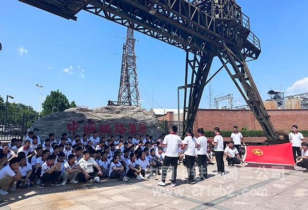 团旗下的诗朗诵《青春中国》 团旗下的诗朗诵《青春中国》