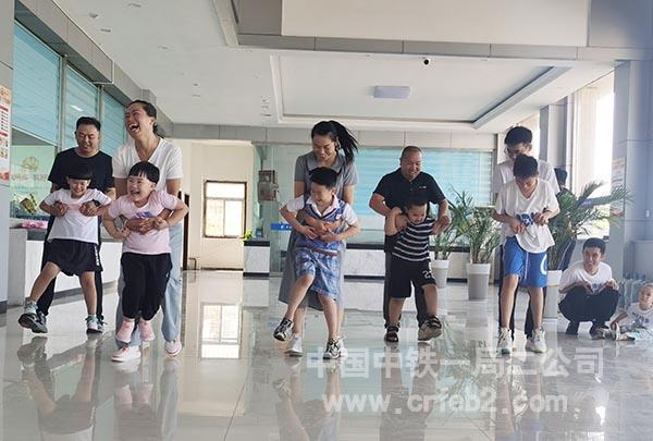 大脚踩小脚亲子互动游戏 大脚踩小脚亲子互动游戏