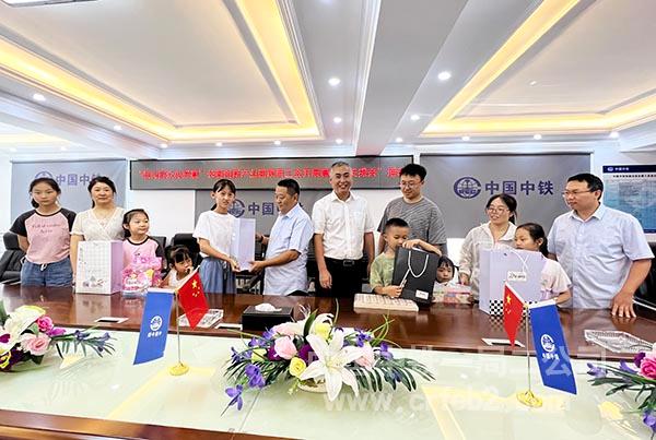 照片二：集体合影