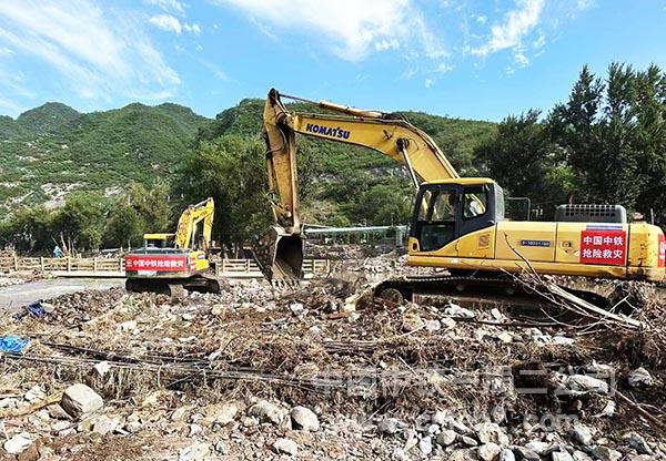 变形金刚机械手清理桥洞堆积物 变形金刚机械手清理桥洞堆积物