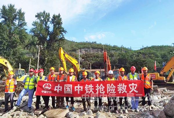 抢险人员现场 抢险人员现场