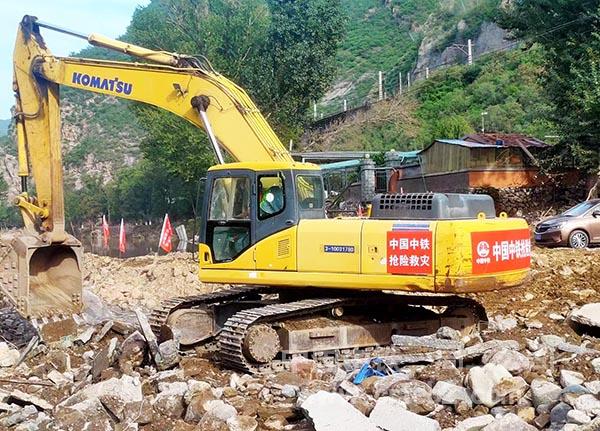 挖机清理沿河石块 挖机清理沿河石块