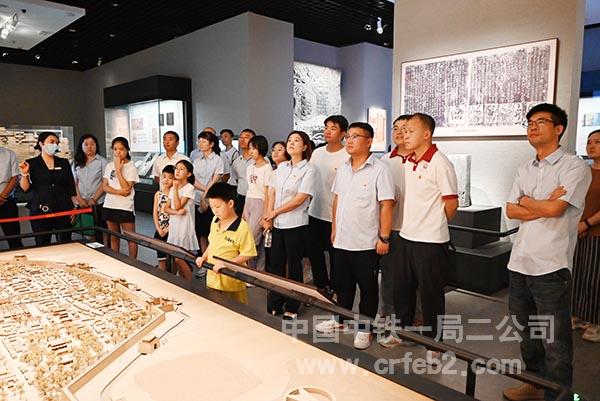 参加人员认真听工作人员讲解 参加人员认真听工作人员讲解