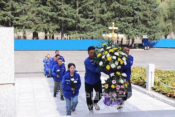 向民族英雄献花篮 向民族英雄献花篮