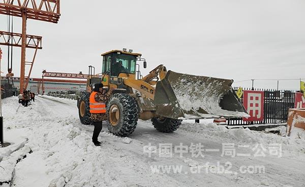 预制梁场道路清理积雪 预制梁场道路清理积雪