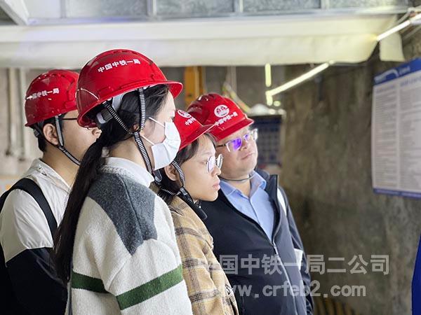 学生专注倾听讲解 学生专注倾听讲解